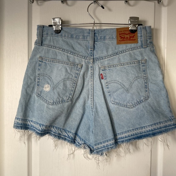 Like New Levi’s High Waisted Mom Shorts - Picture 4 of 5